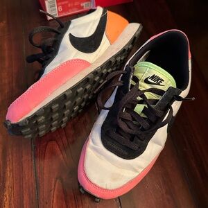 Nike Women's Daybreak Sneakers 💛